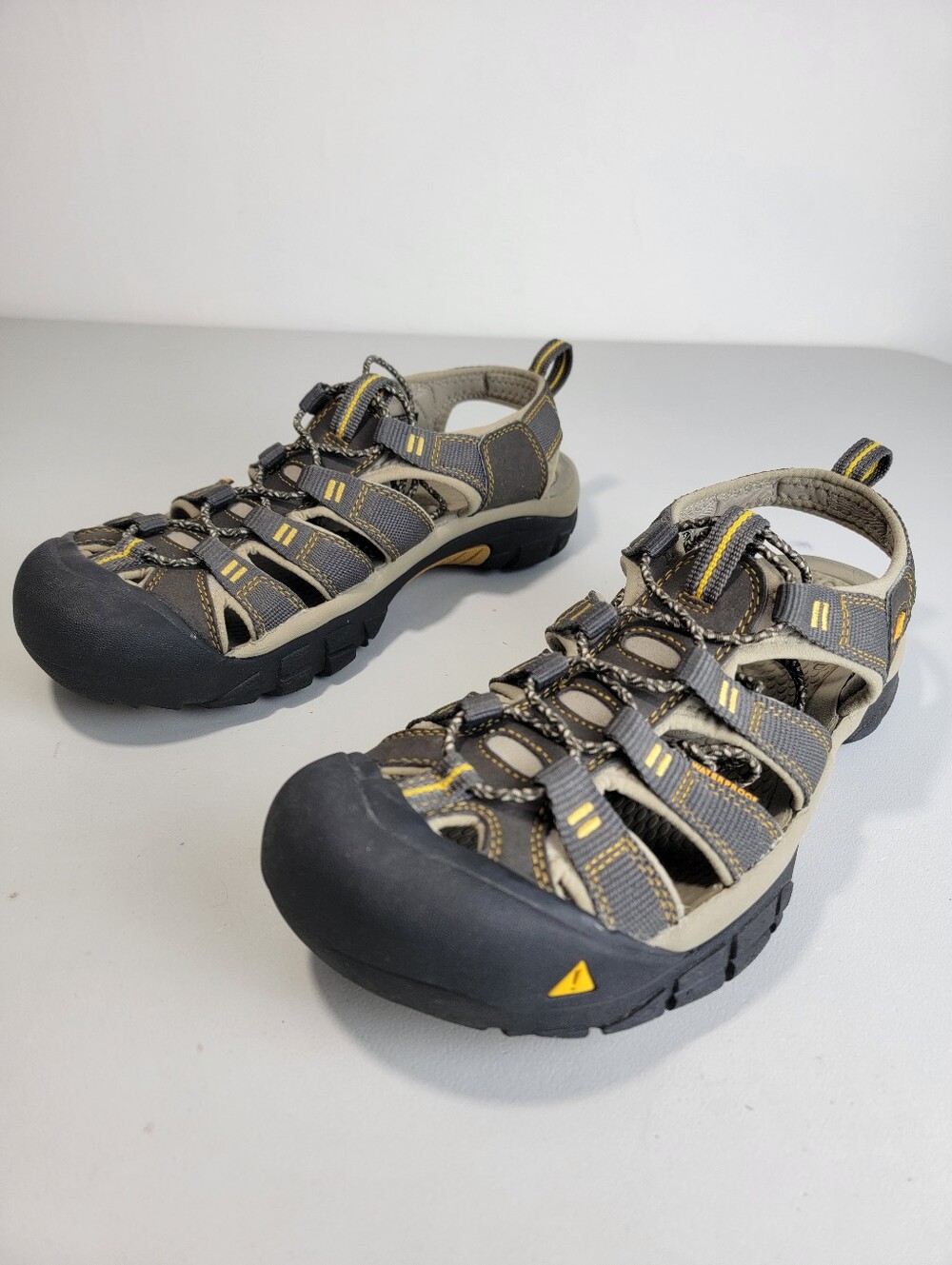 Keen Men's Newport H2 Raven Aluminum Size 8.5 1008399 Sandals Shoes New Laces